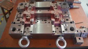 在產(chǎn)品定制開模之初選擇模具制造商時需要注意哪些問題？