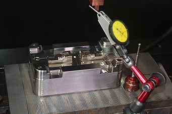 模具加工中能通過什么工藝來改變材料的性能？