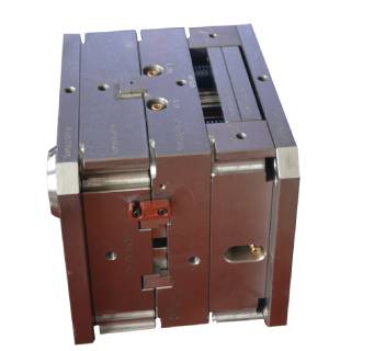 什么因素決定了薄壁注塑模具加工零件精度？