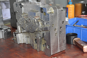 注塑模具廠家教你識別塑膠模具和注塑模具的區(qū)別